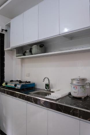 Balai ni Eve–Streetview 2BR Flat w/ Kitchen+Wi-Fi Vacation rental in Puerto Princesa
