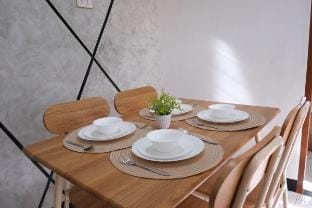 Balai ni Eve–Streetview 2BR Flat w/ Kitchen+Wi-Fi Vacation rental in Puerto Princesa