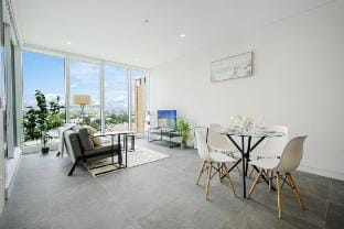 Olympic Park modern apt near train/shops with pool Vacation rental in Lidcombe