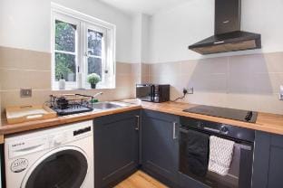 Modern 2 bedroom apartment with private parking. Vacation rental in Slough