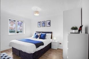Modern 2 bedroom apartment with private parking. Vacation rental in Slough