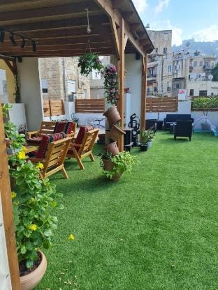 Jenis Guest House 5 Vacation rental in Haifa