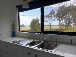 "Bella Blue - Scamander River Stay Vacation rental in Scamander