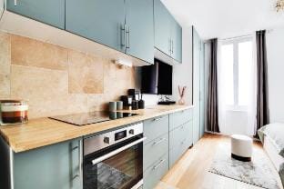 Bright, air-conditioned cocoon throw from Bastille Vacation rental in Paris