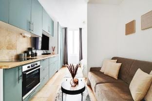 Bright, air-conditioned cocoon throw from Bastille Vacation rental in Paris