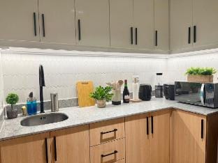Scandi-Modern 1BR Condo @ Manhattan Plaza Tower 2 Vacation rental in Quezon City
