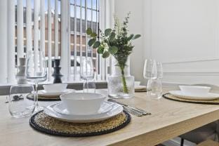NEW Stunning Home | Free Parking | Sleep 8 | By M6 Vacation rental in Metropolitan Borough of Solihull