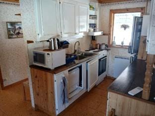 Cozy Cabin by Lake Gardsjon Lidsjoberg Vacation rental in Sweden