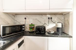Fully Equipped Home/4 Beds/Free Parking/Ennerdale Vacation rental in Reading