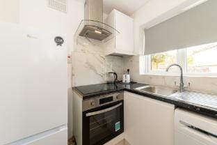 Fully Equipped Home/4 Beds/Free Parking/Ennerdale Vacation rental in Reading