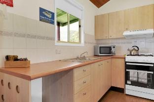 Sandstone Cottage 4/5 Farm Stay in Broke