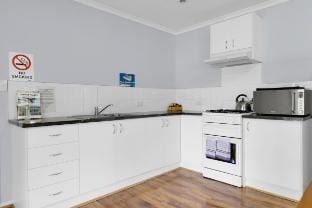 Waterview Cottage A/B Farm Stay in Broke