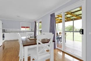 Mountain View 1/2 Farm Stay in Broke