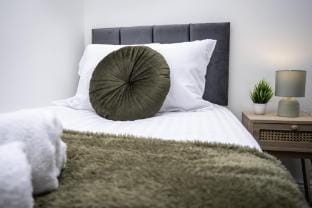 Cedar House - Telford - With Parking Vacation rental in Telford