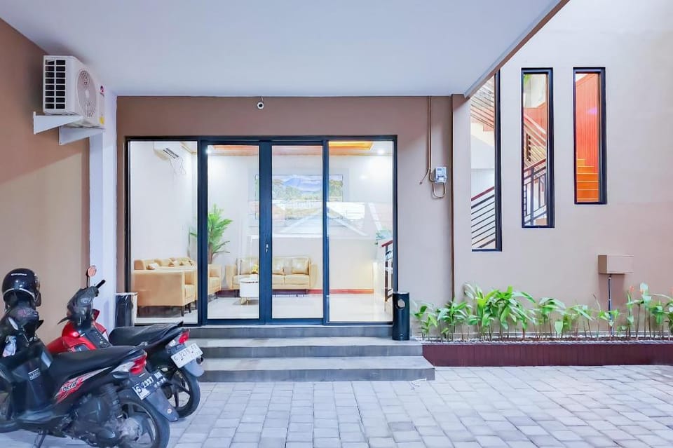 Urbanview SANT Hotel Syariah near Stasiun Tegal Hotel in Indonesia