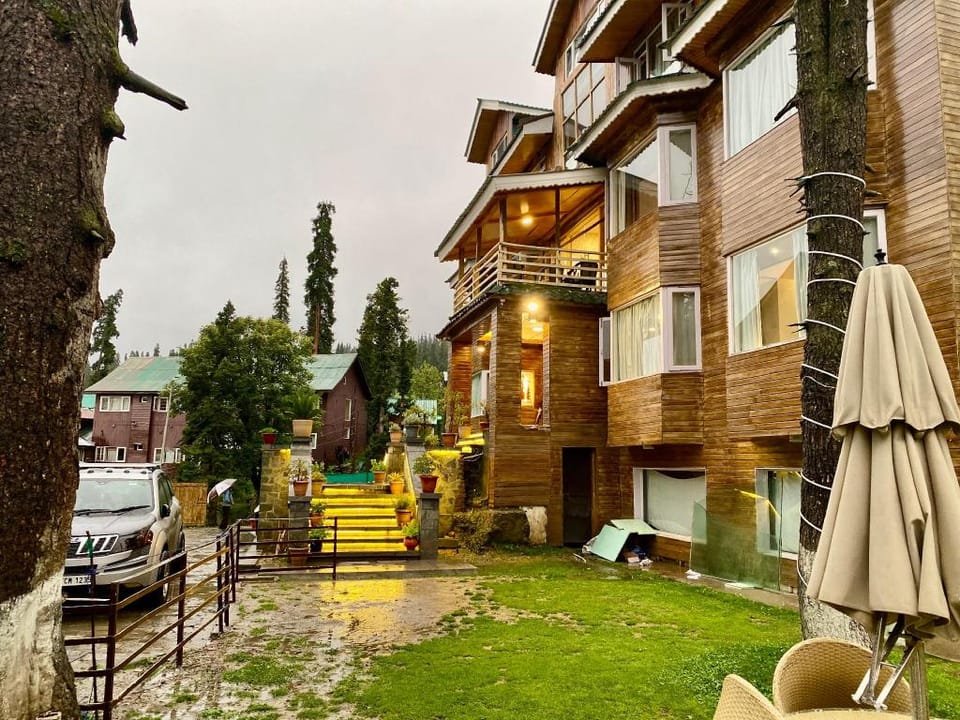 Pine Spring Resort Gulmarg Hotel in India