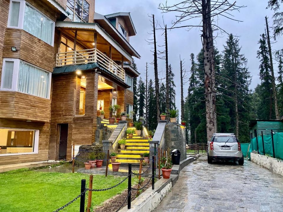 Pine Spring Resort Gulmarg Hotel in India
