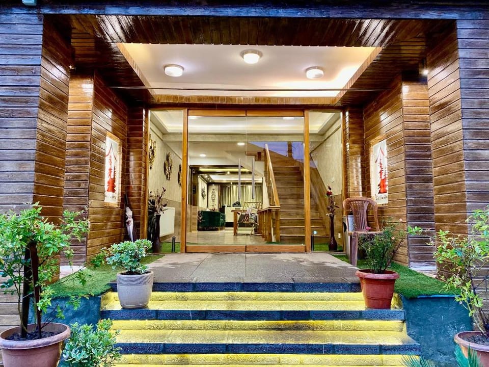 Pine Spring Resort Gulmarg Hotel in India