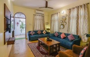 The White House with Private Pool, Calangute Beach Villa in Calangute