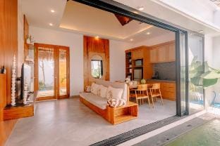 Amoura Villa tropical 2BR NearCanggu Cafes & Beach Villa in North Kuta