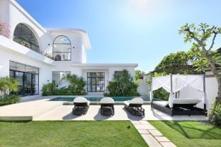 Stylish 3BR Villa, Private Pool, Family! Canggu Villa in North Kuta