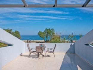 Villa in Crete with Pool by the Beach Villa in Rethymno