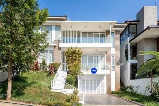 Rehat at Villa Golf Island Dago Resort II Villa in Bandung