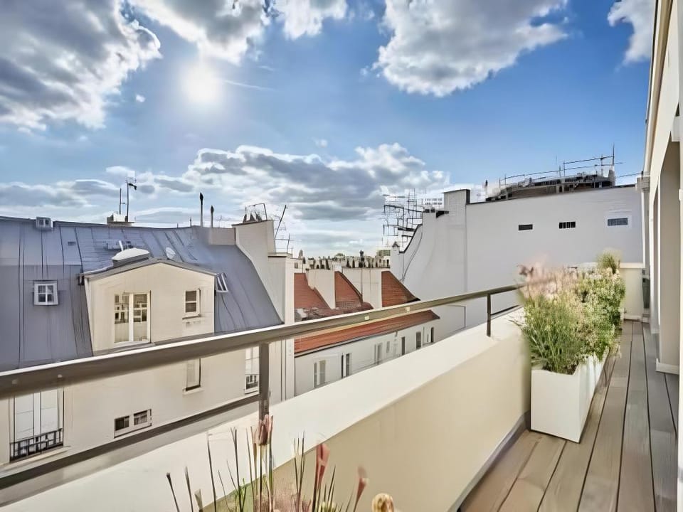 Penthouse with view of the Eiffel Tower-Faubourg Apartment in Paris
