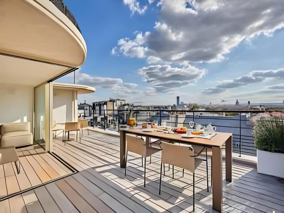 Penthouse with view of the Eiffel Tower-Faubourg Apartment in Paris
