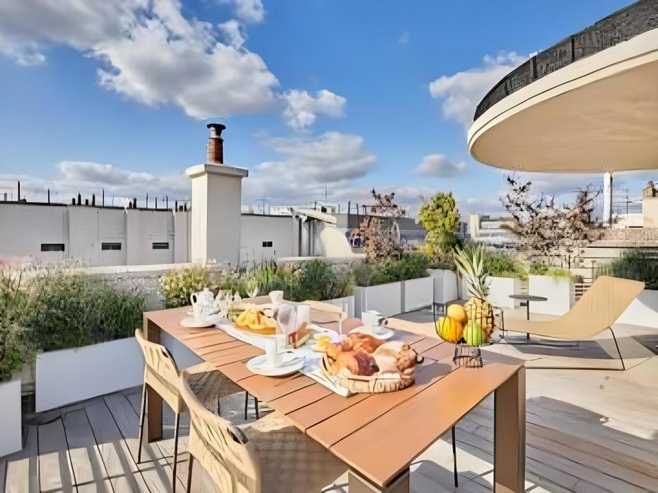 Penthouse with view of the Eiffel Tower-Faubourg Apartment in Paris