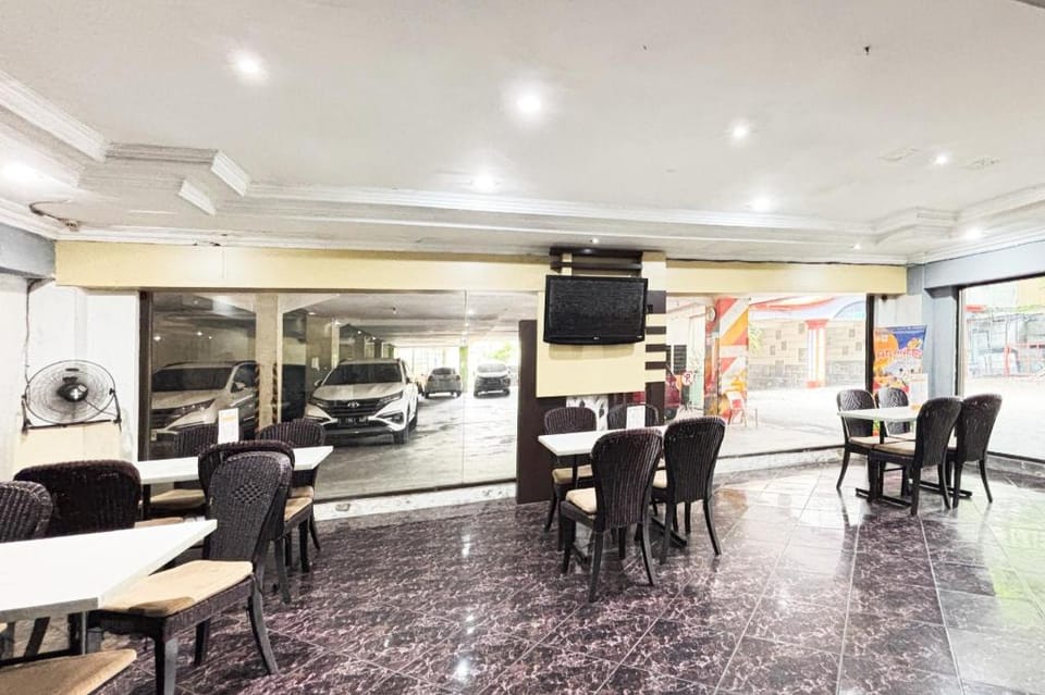 Hotel Pasar Besar RedPartner near Tugu Pahlawan Hotel in Surabaya