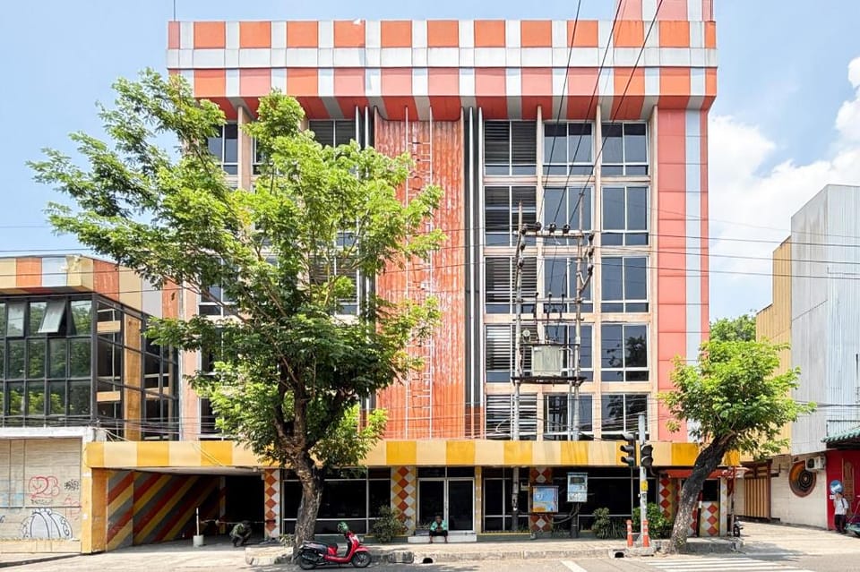 Hotel Pasar Besar RedPartner near Tugu Pahlawan Hotel in Surabaya