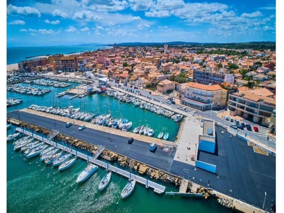 Stylish Stay by Serignan Sea Villa in Occitanie