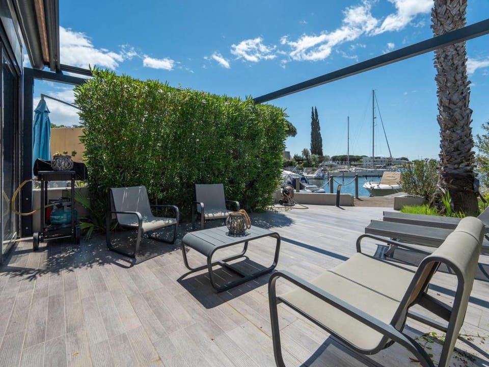 Villa in Le Grau du Roi with Stunning Sea Views Villa in Le Grau-du-Roi