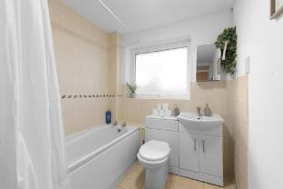 Modern 2 Bed Apt. with Parking – Broadlands Court Apartment in Bracknell