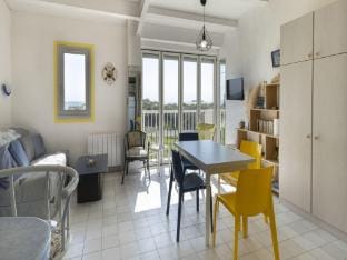 A Bright Beachside Escap Apartment in Agde