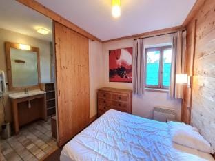 Alpine Comfort Ski Slopes Apartment in Les Deux Alpes