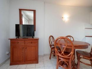 Sunlit Coastal Comfort Apartment in Agde