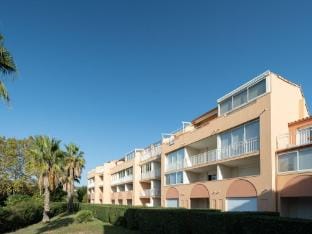 Sunlit Coastal Comfort Apartment in Agde