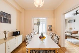 Irodotou aristocratic central apartment. Vacation rental in Athens