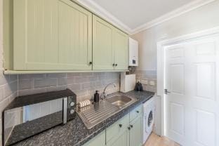 Studio Luxe • King Bed • Wi-Fi• Long Stays in Kent Vacation rental in Gravesend
