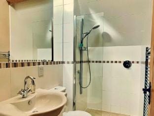 Cottage in Cotswolds with Private Pool Access Vacation rental in West Oxfordshire District
