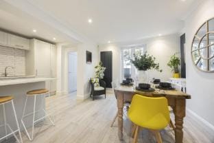 Spacious 3-Bed Period Home Near Bath Road Vacation rental in Cheltenham