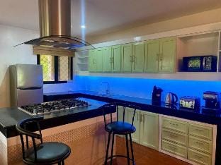 Spacious villa w/ pool, billiard,  bbq & bonfire Vacation rental in Olongapo