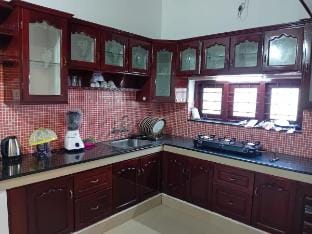 Spacious Family room near Amrita & Lulu -Room 1 Vacation rental in Kochi
