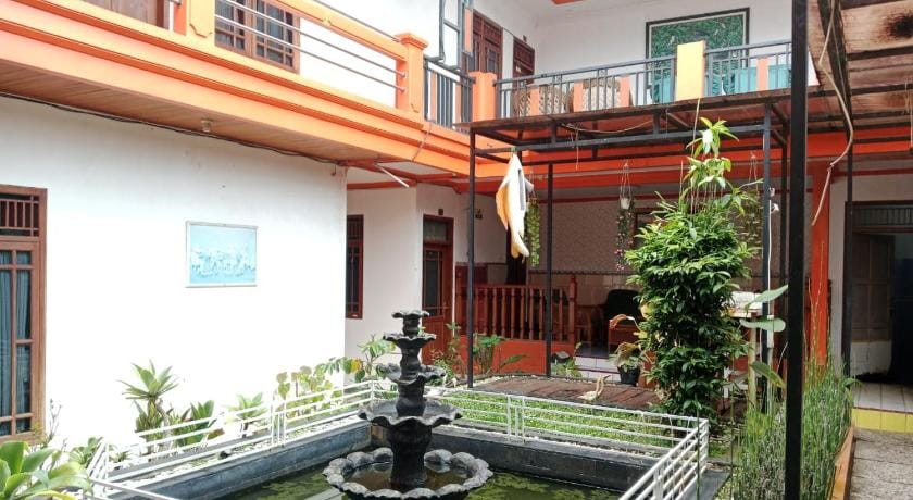 Puri Cikole Asri Guest House Bed and Breakfast in Lembang