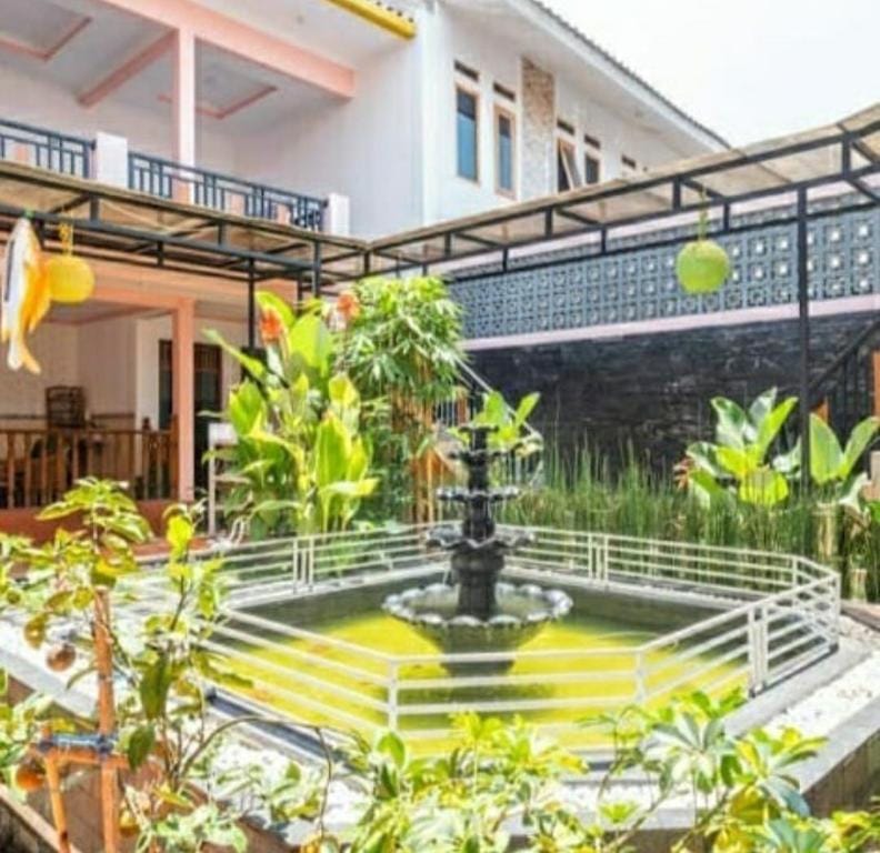 Puri Cikole Asri Guest House Bed and Breakfast in Lembang