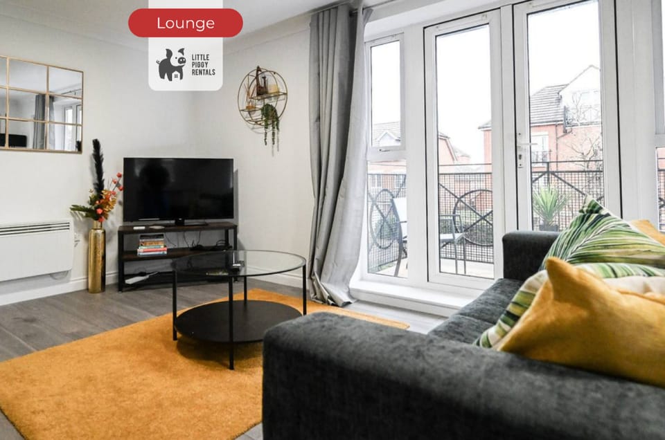 Golden Jungle King Suite w/ Balcony & FREE Parking Hotel in Bedford