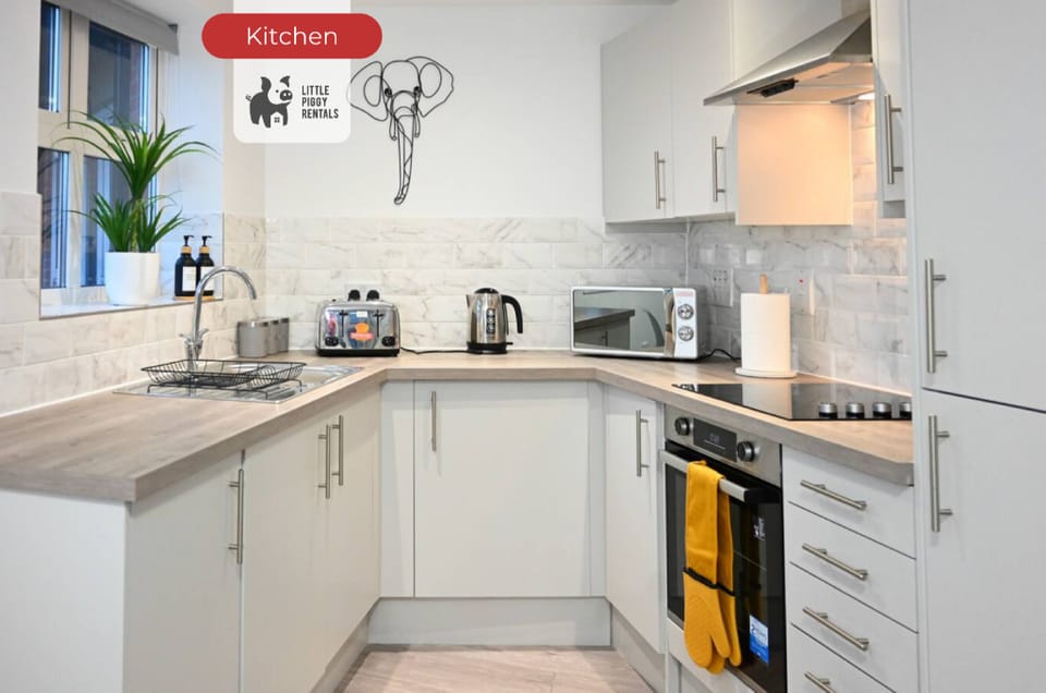 Golden Jungle King Suite w/ Balcony & FREE Parking Hotel in Bedford