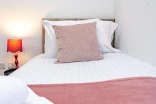 Hawthorne House - Central Telford - With Parking Vacation rental in Telford